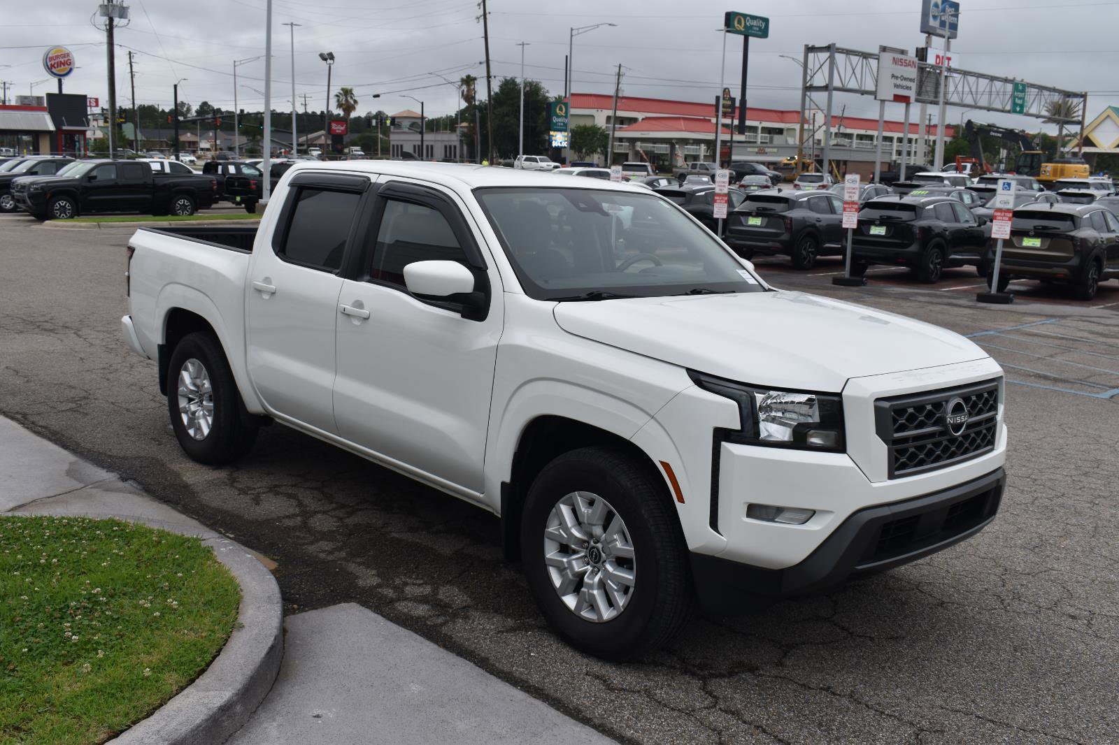 Used 2024 Nissan Frontier SV w/ SV Convenience Package RWD image 17