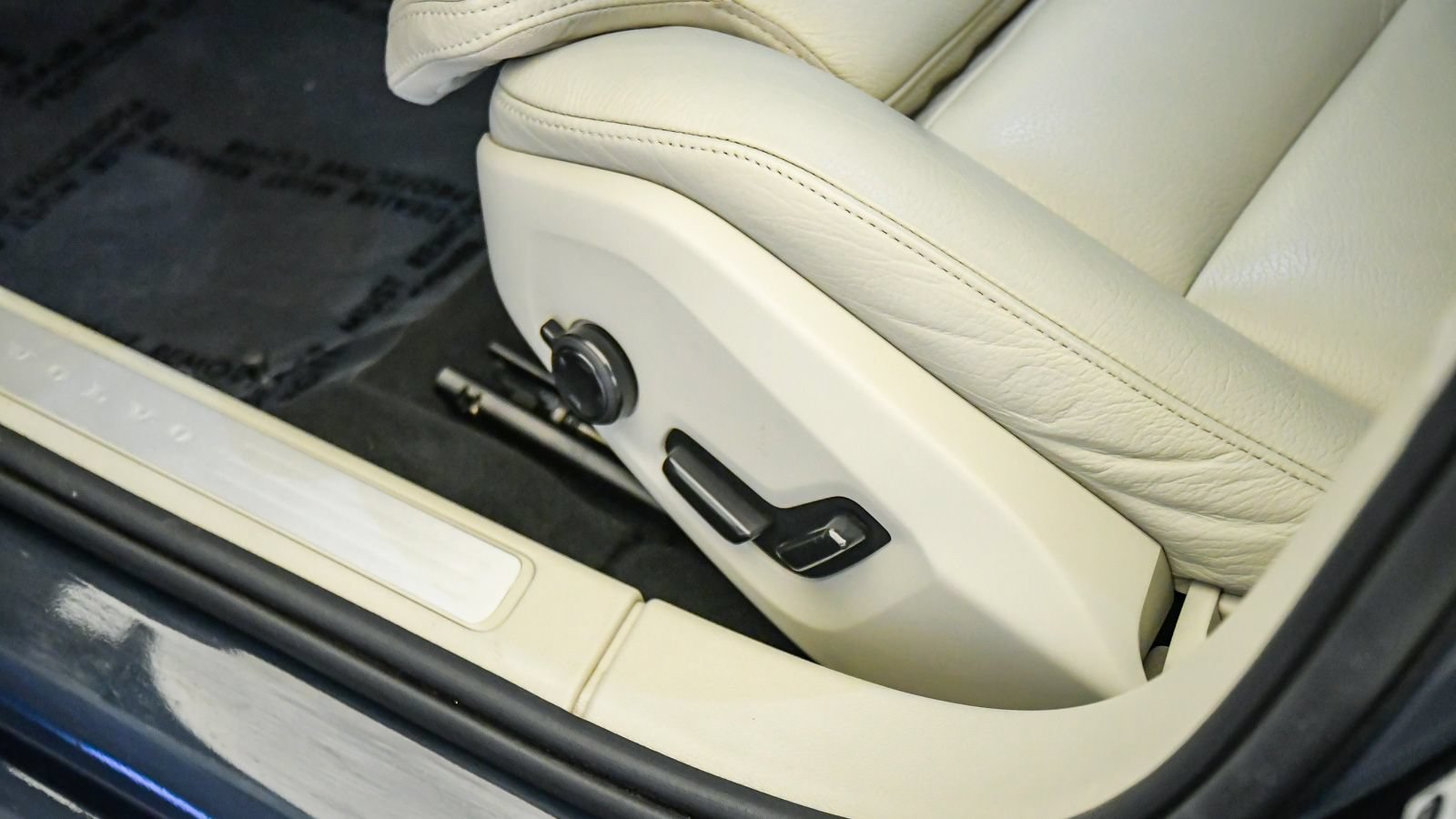Certified 2023 Volvo S60 B5 Ultimate w/ Climate Package FWD image 23