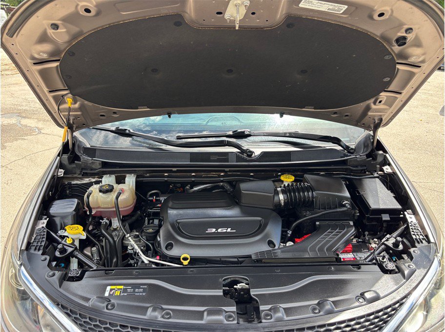Used 2018 Chrysler Pacifica Touring-L FWD image 43