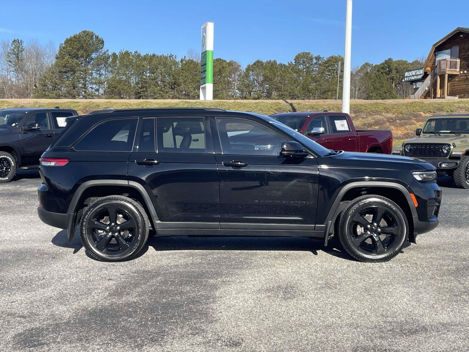 Certified 2023 Jeep Grand Cherokee Altitude AWD/4WD video 2