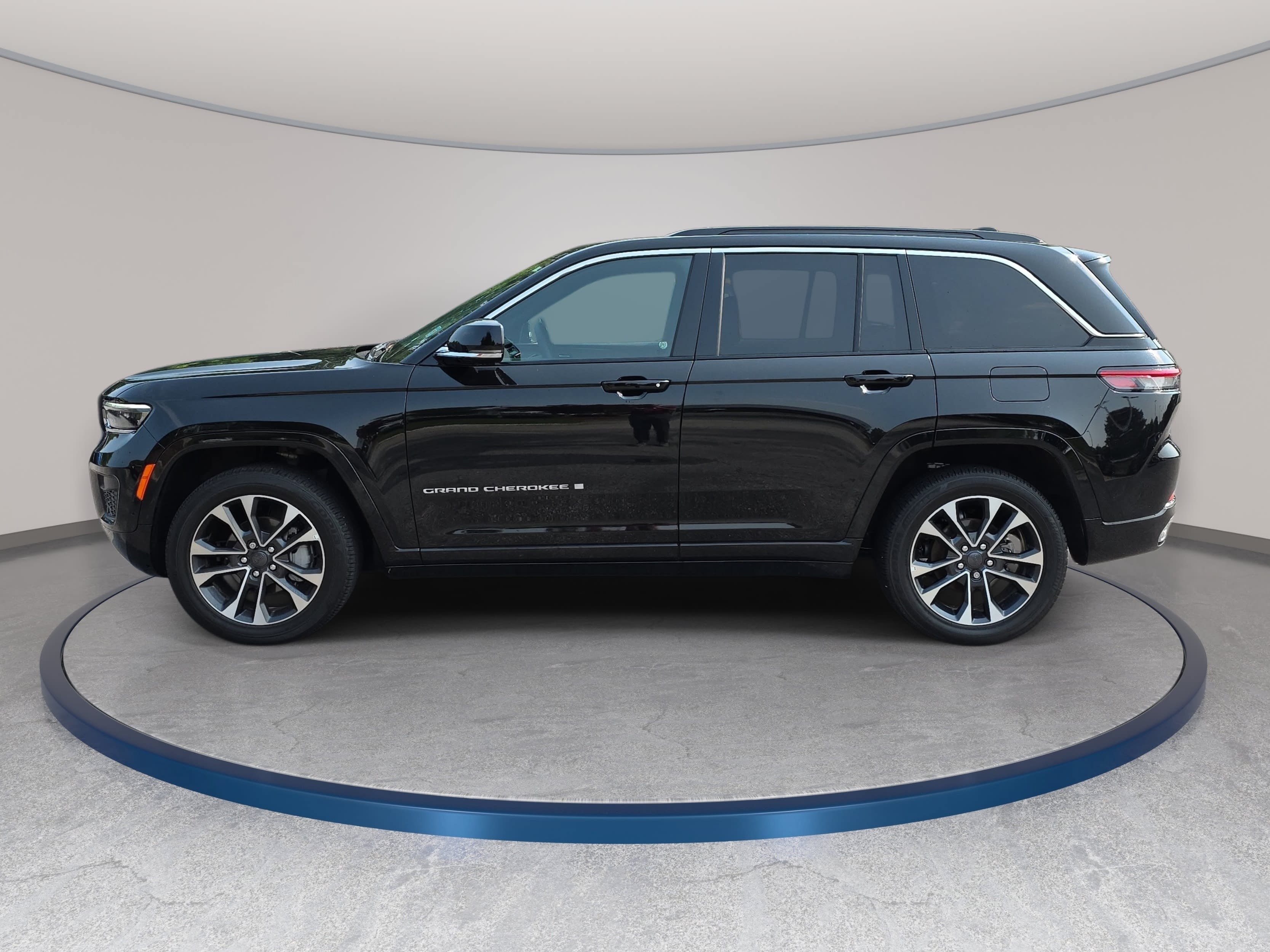 Certified 2025 Jeep Grand Cherokee Overland w/ Trailer Tow Package AWD/4WD image 8