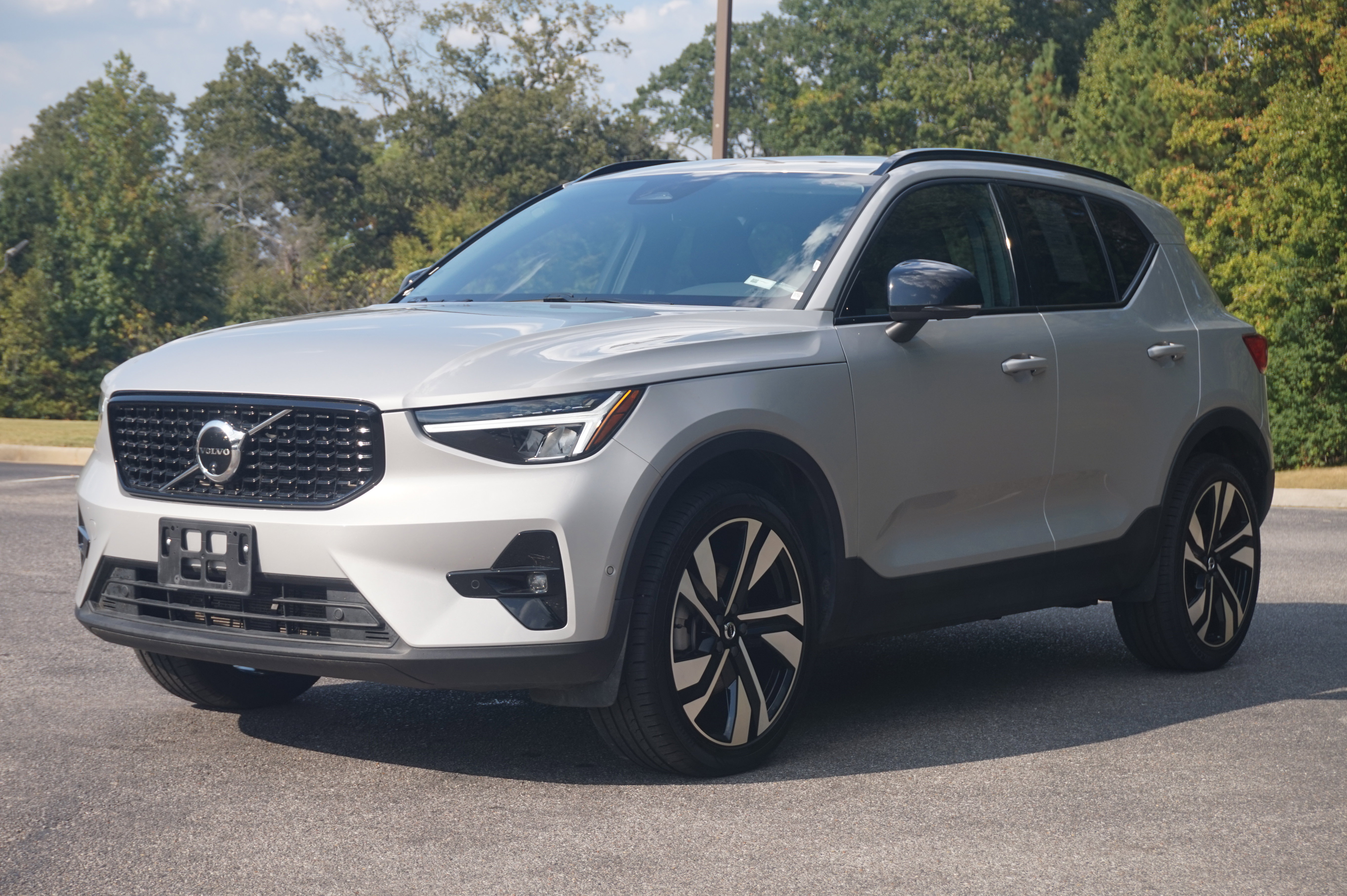 Used 2025 Volvo XC40 B5 Plus image 5