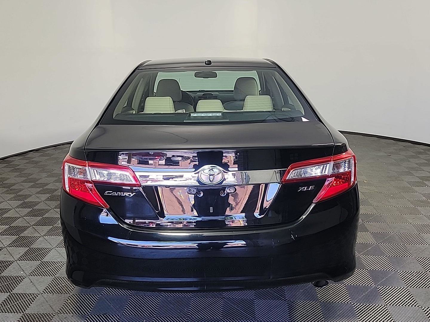 Used 2012 Toyota Camry XLE w/ Leather Pkg FWD image 5