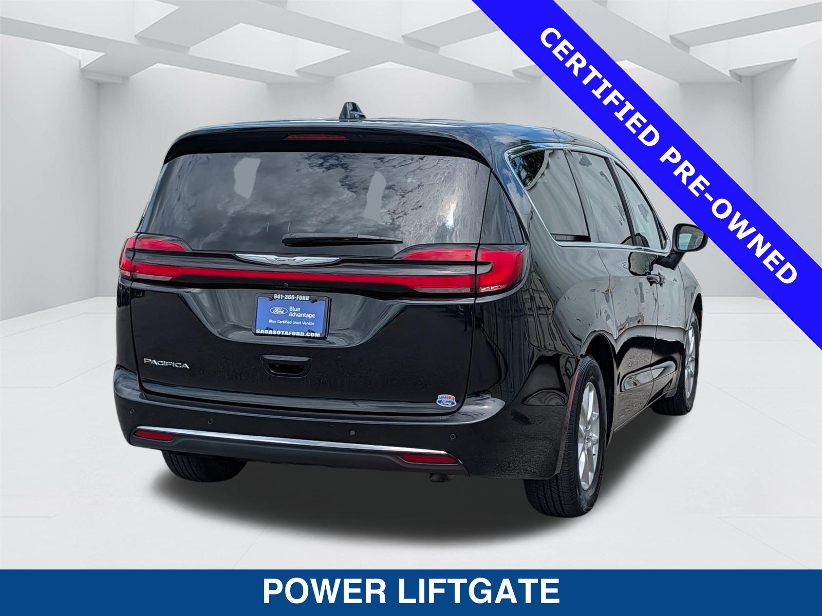 Used 2023 Chrysler Pacifica Touring-L FWD image 5