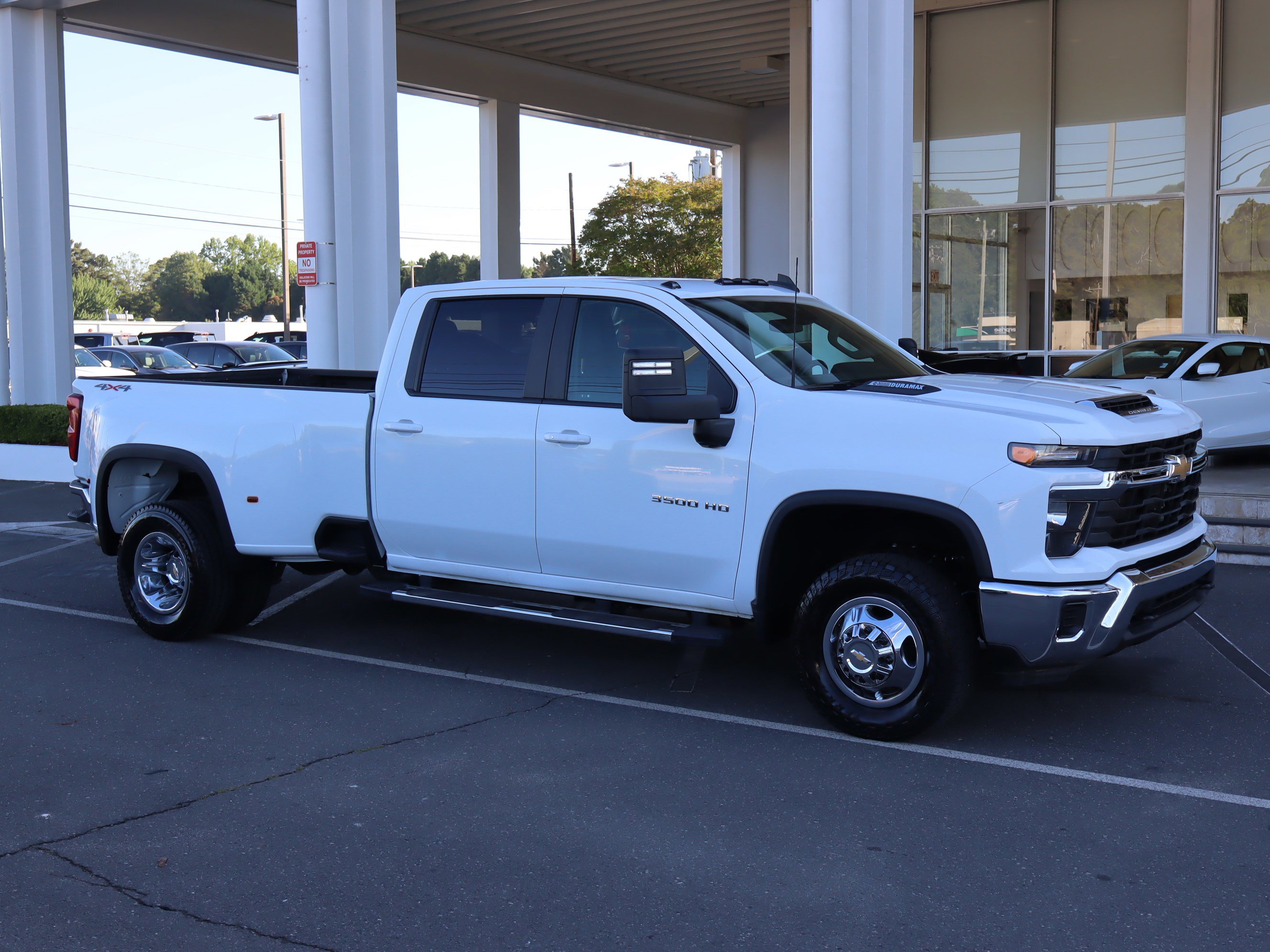 Used 2024 Chevrolet Silverado 3500 LT AWD/4WD image 2