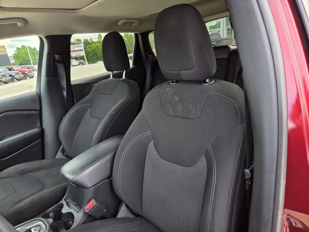 Used 2019 Jeep Cherokee Latitude w/ Popular Appearance Group FWD image 14