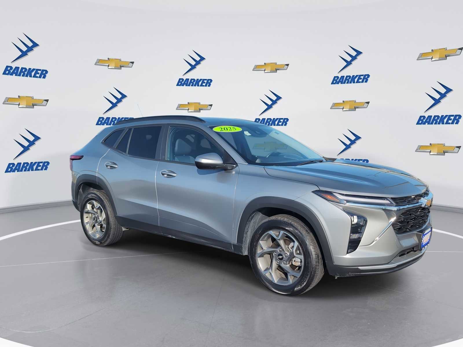 Used 2025 Chevrolet Trax LT w/ LT Convenience Package image 2