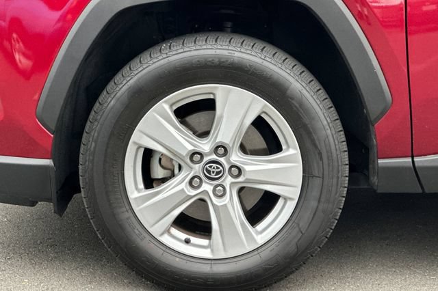 Used 2021 Toyota RAV4 XLE w/ Convenience Package FWD image 32