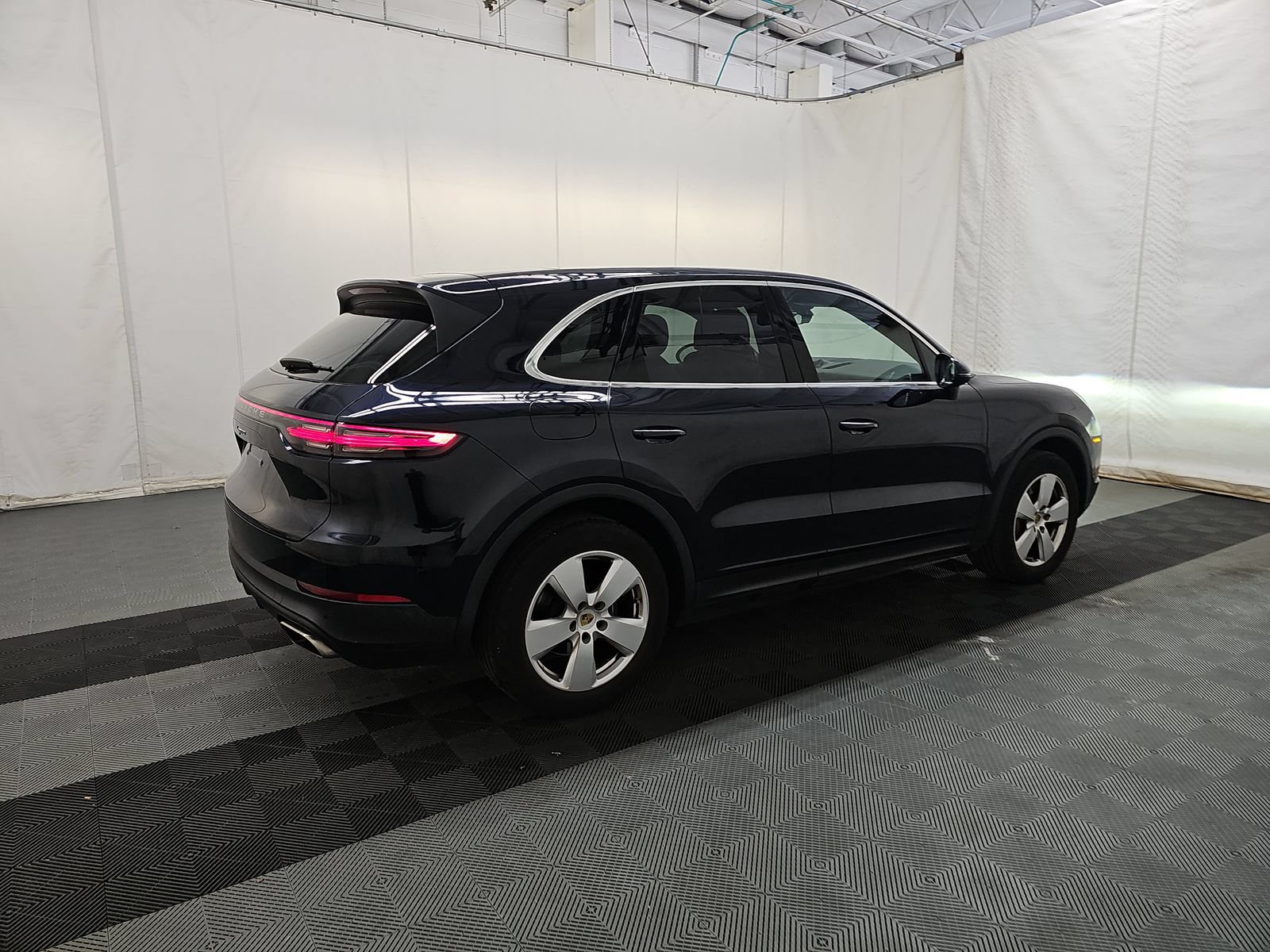 Used 2023 Porsche Cayenne Platinum Edition AWD/4WD image 4