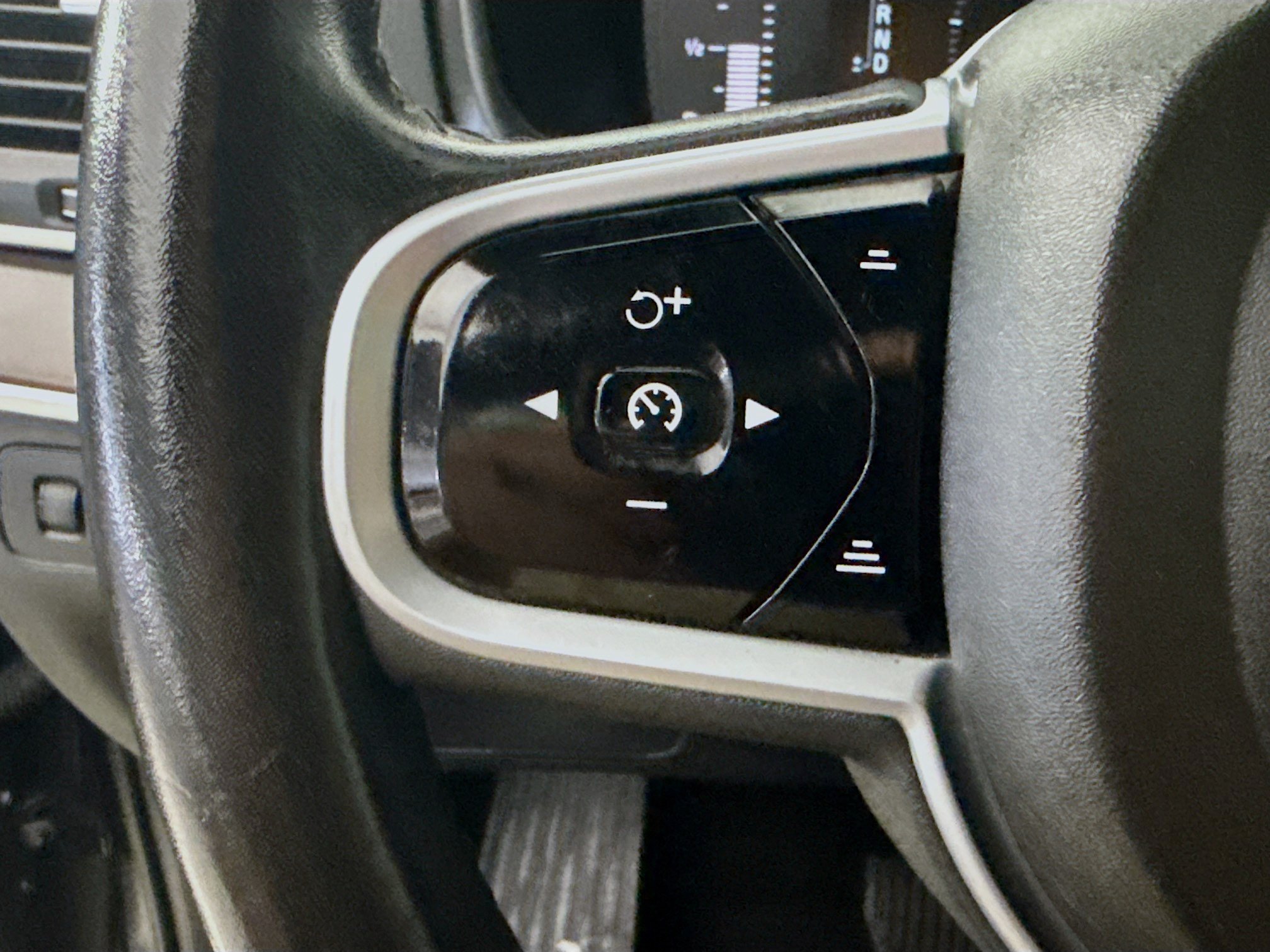 Used 2019 Volvo XC90 T5 Momentum w/ Protection Package Premier FWD image 14