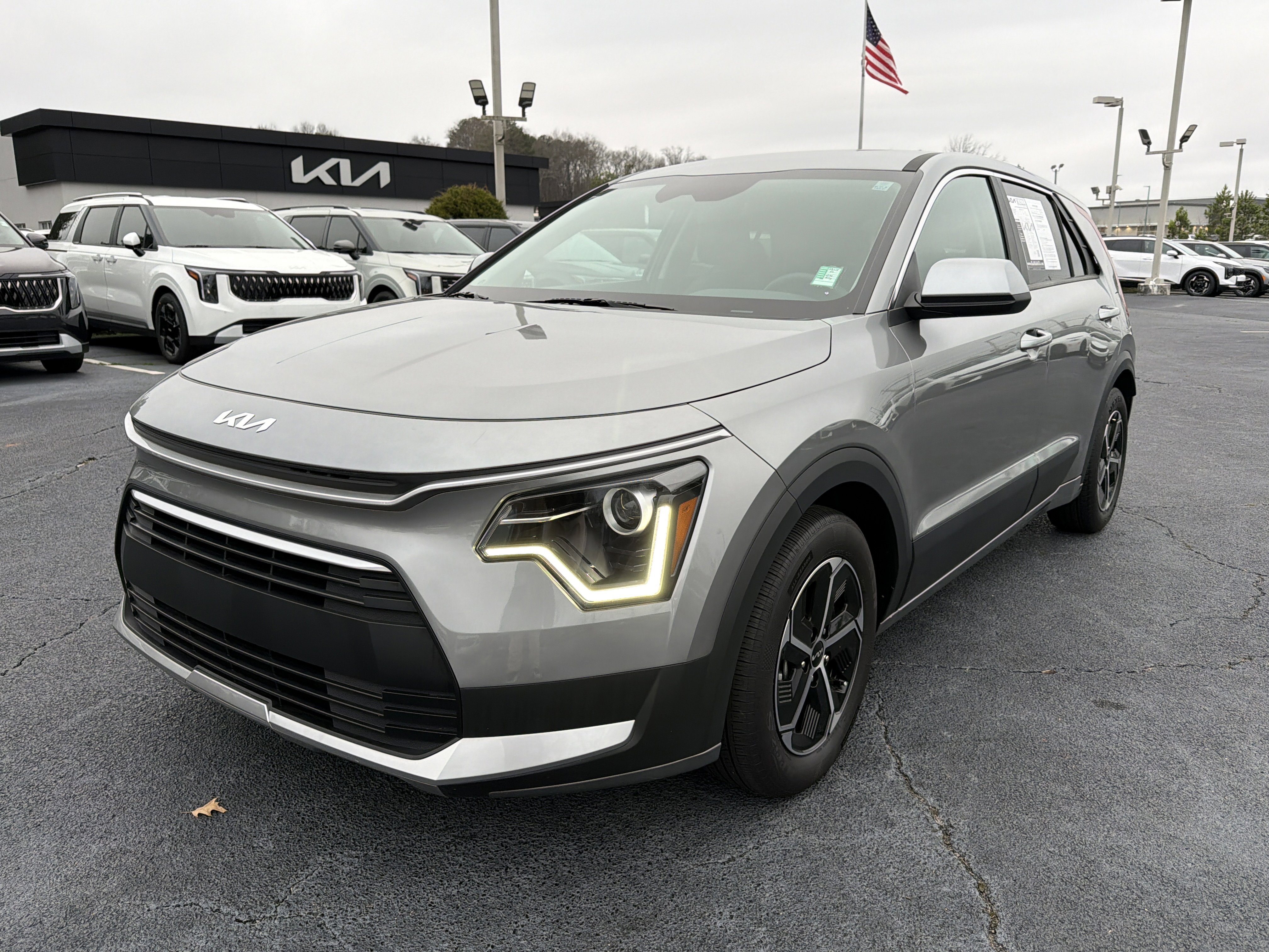 Used 2023 Kia Niro LX image 3