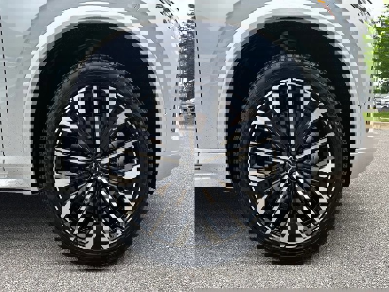 New 2025 Volvo XC90 T8 Plus w/ Protection Package Premier image 7