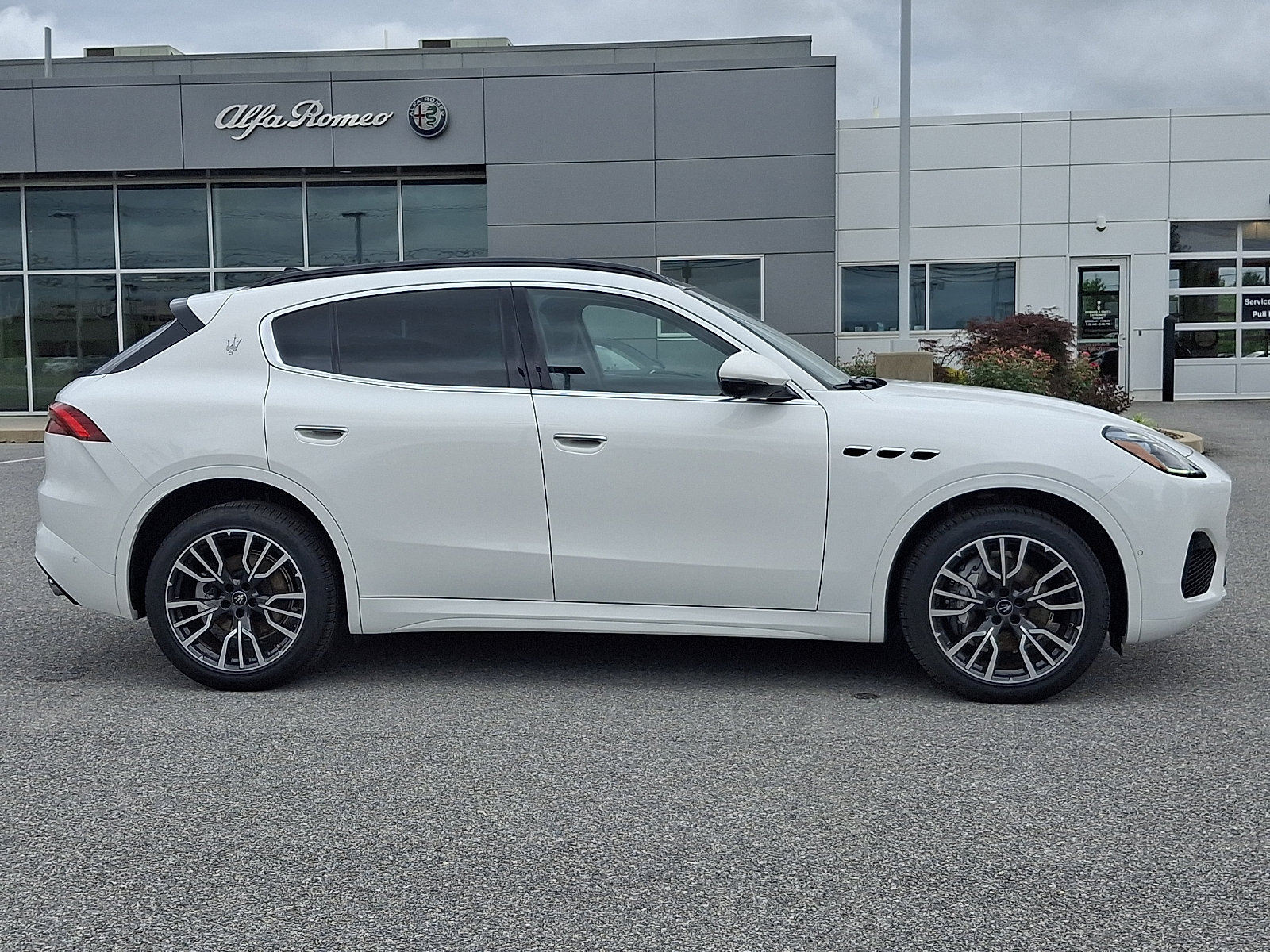 Certified 2025 Maserati Grecale Folgore AWD/4WD image 12