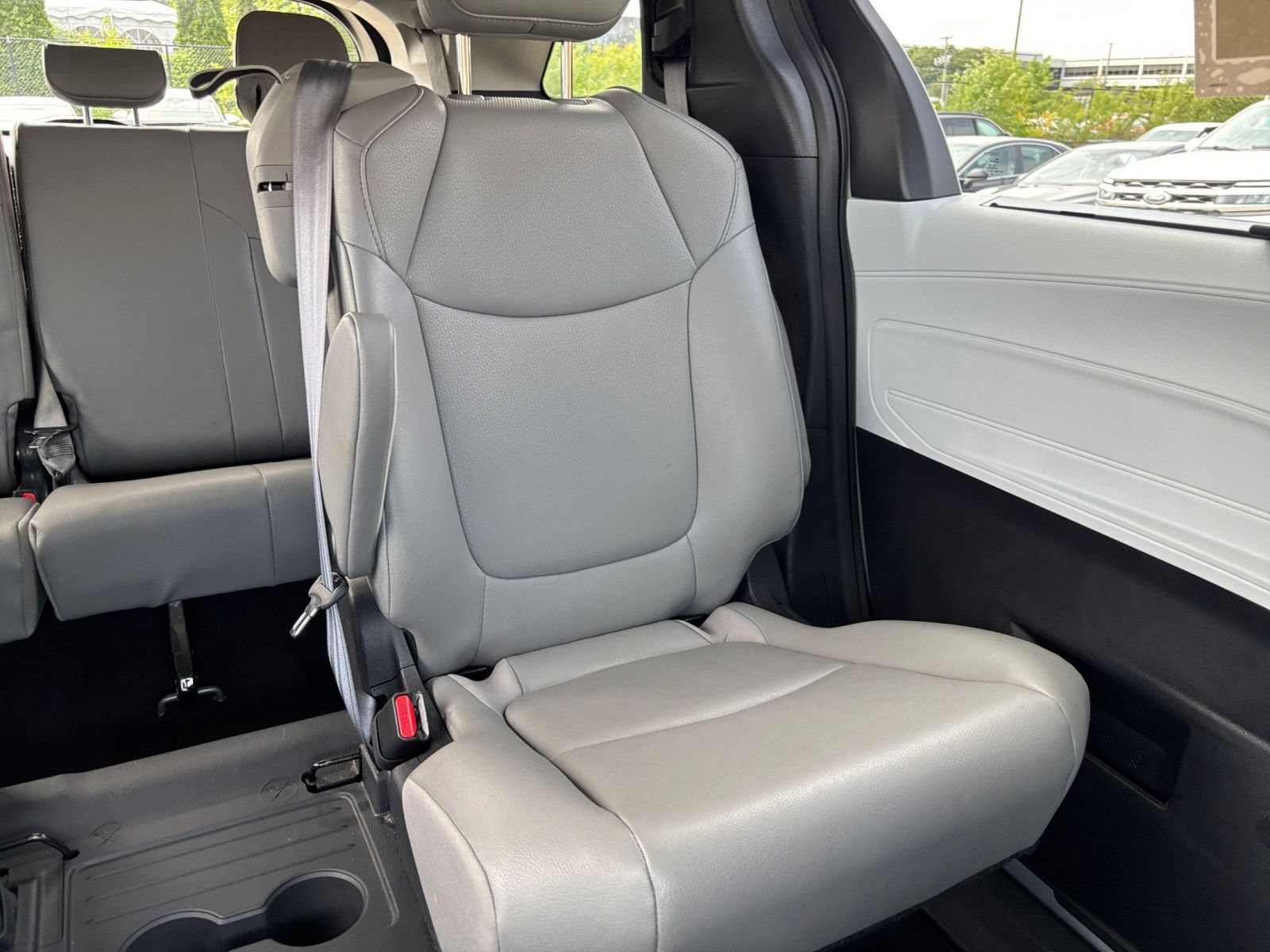 Used 2025 Toyota Sienna XLE FWD image 38