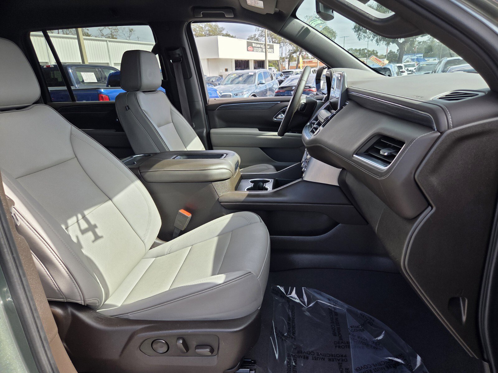 Used 2024 GMC Yukon XL SLT w/ SLT Luxury Package image 18