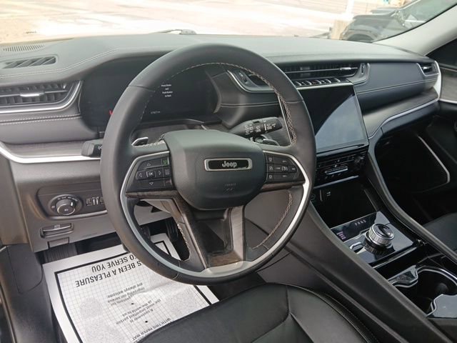Used 2023 Jeep Grand Cherokee Limited w/ Black Appearance Package AWD/4WD image 14