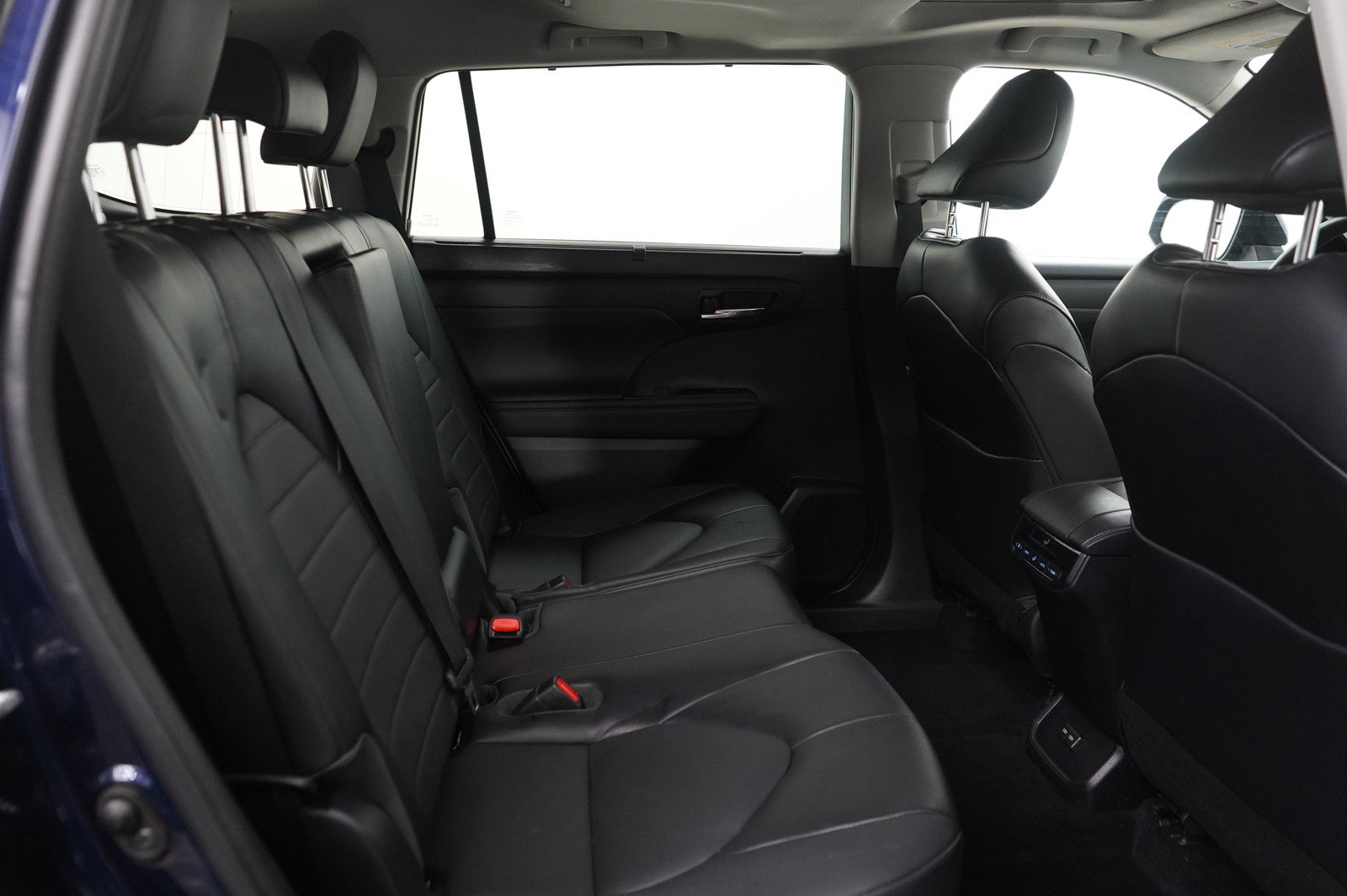 Used 2022 Toyota Highlander XLE image 11