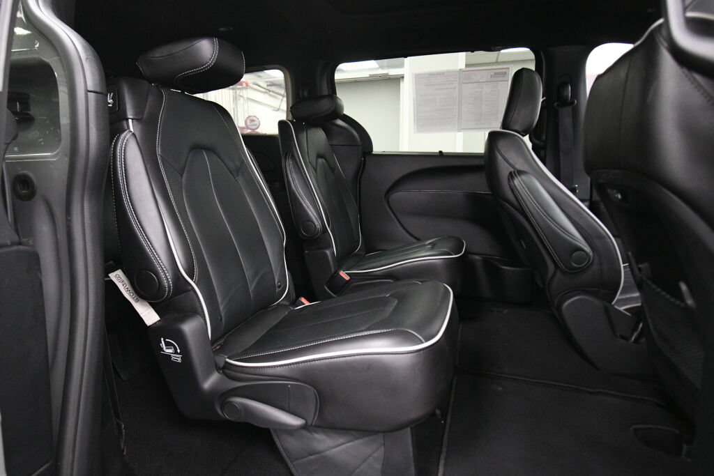 Used 2025 Chrysler Pacifica Limited FWD image 28