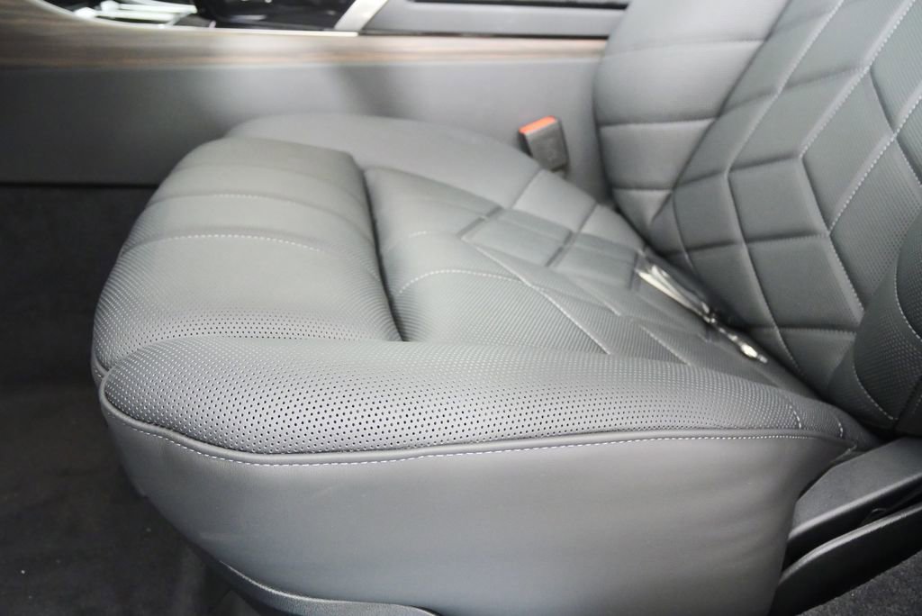 Used 2026 BMW 750e xDrive image 10