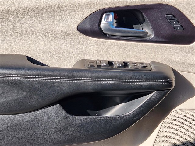 Used 2020 Chrysler Pacifica Limited image 24
