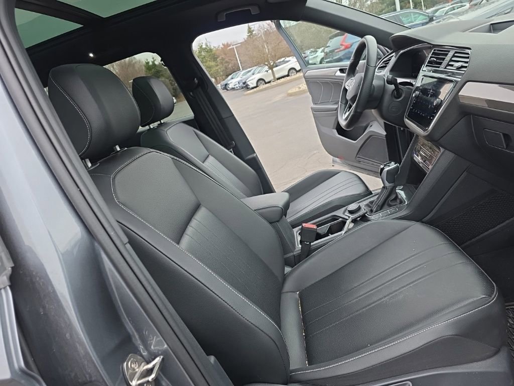 Used 2024 Volkswagen Tiguan SE R-Line image 25