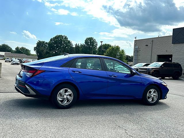 Certified 2025 Hyundai Elantra SE w/ Cargo Package FWD image 6