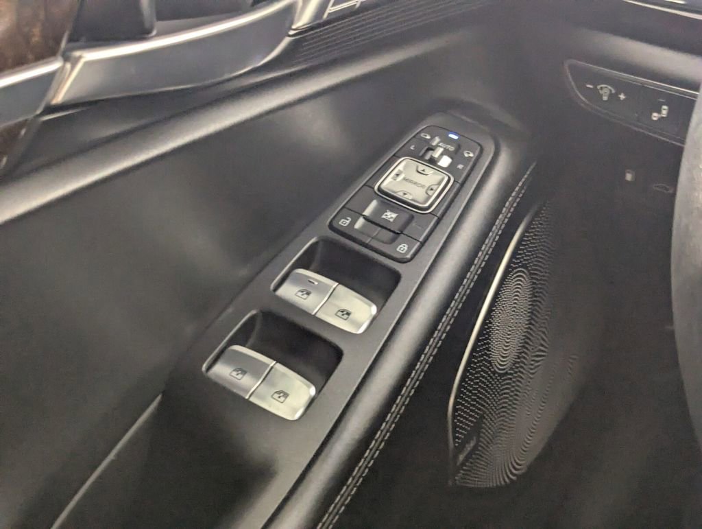 Used 2017 Genesis G90 3.3T Premium RWD image 17
