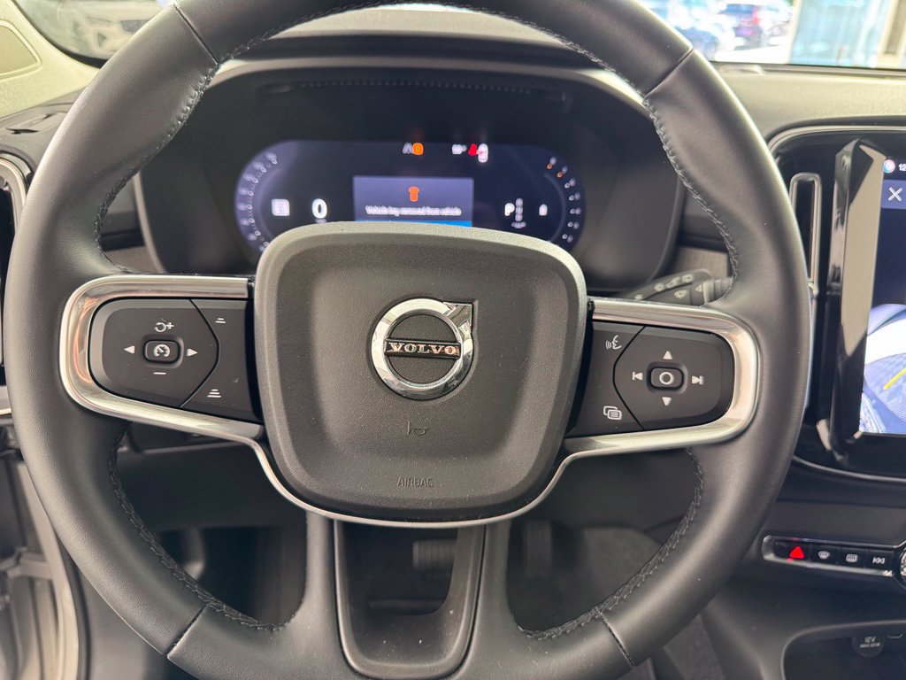 Certified 2025 Volvo XC40 B5 Plus AWD/4WD image 28