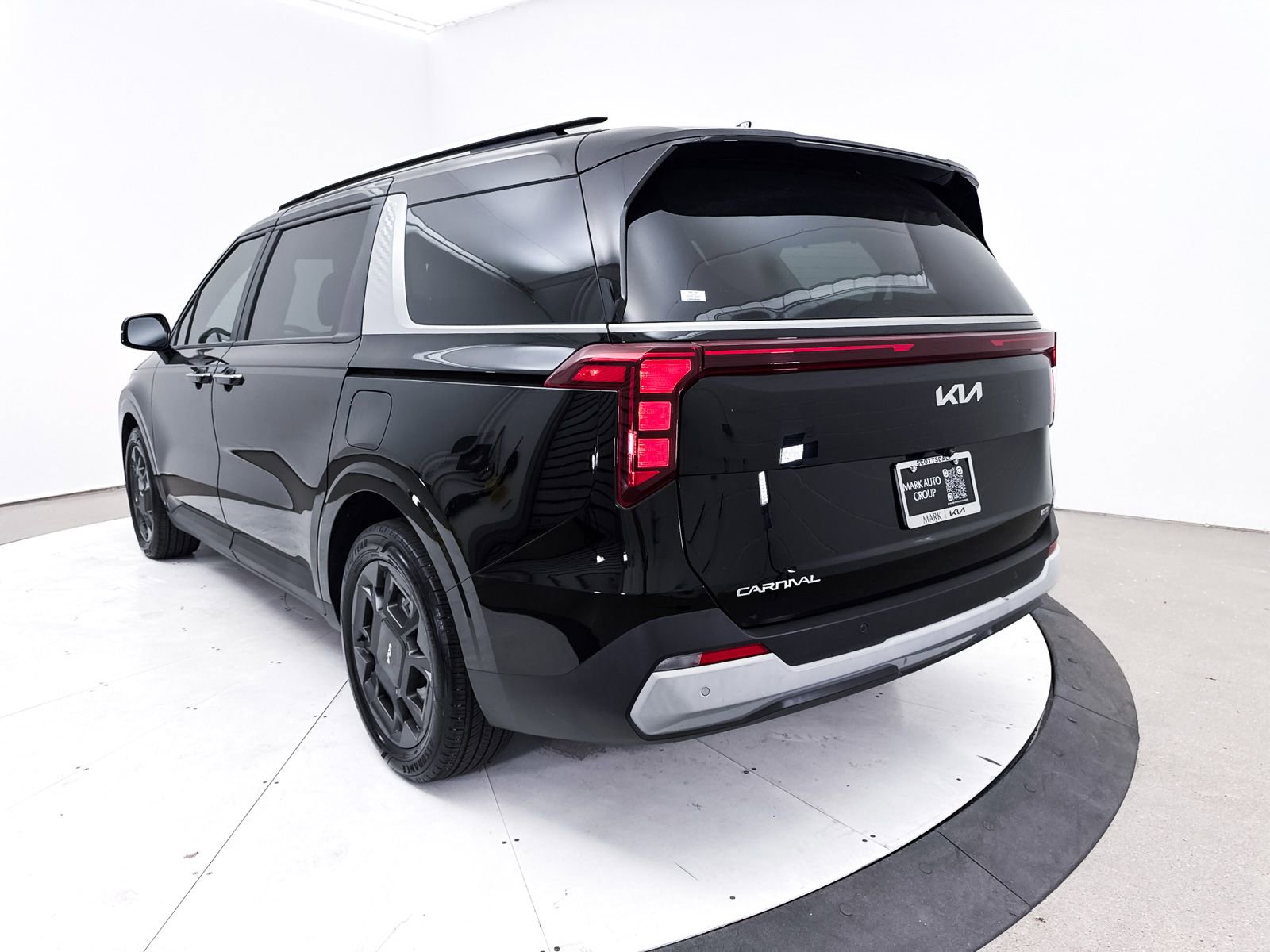 Certified 2025 Kia Carnival EX image 16