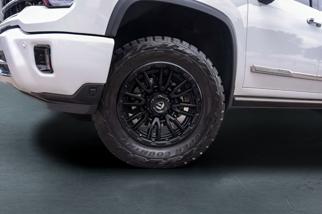 Used 2024 Chevrolet Silverado 2500 High Country w/ Technology Package AWD/4WD image 4