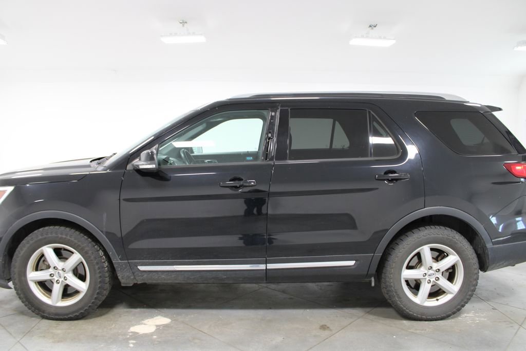 Used 2017 Ford Explorer XLT w/ Equipment Group 201A AWD/4WD image 6