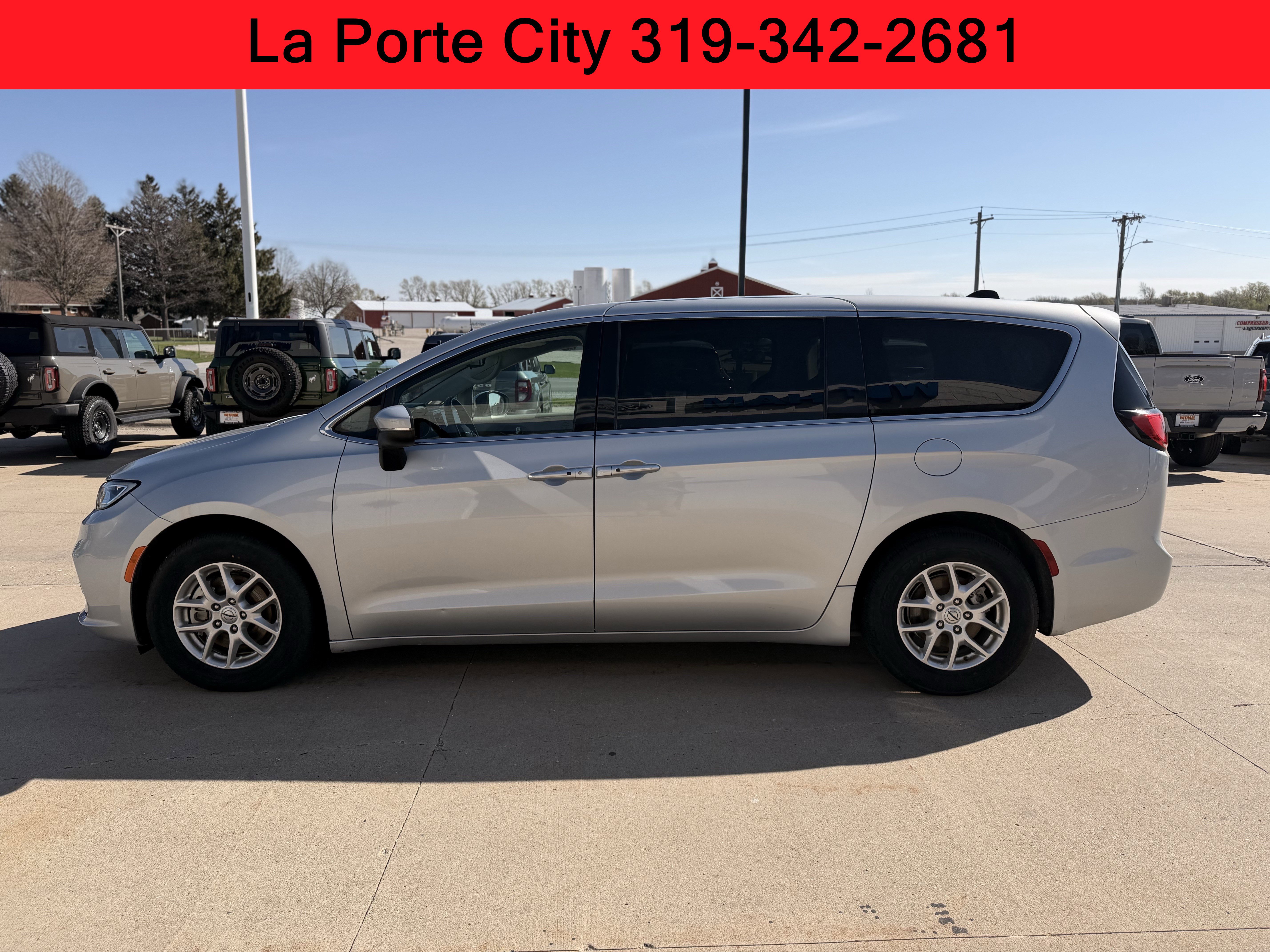 Used 2023 Chrysler Pacifica Touring-L FWD image 6