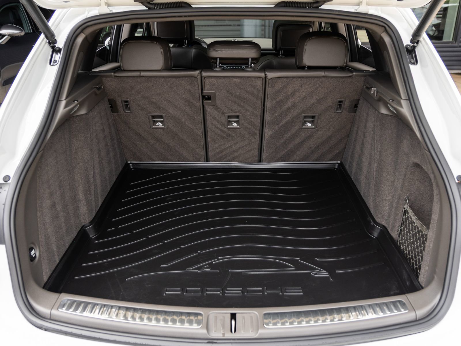 Certified 2021 Porsche Macan AWD/4WD image 37