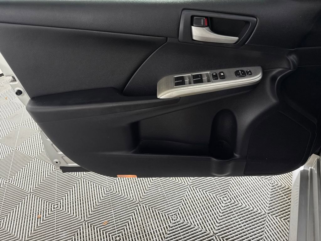 Used 2014 Toyota Camry L image 9