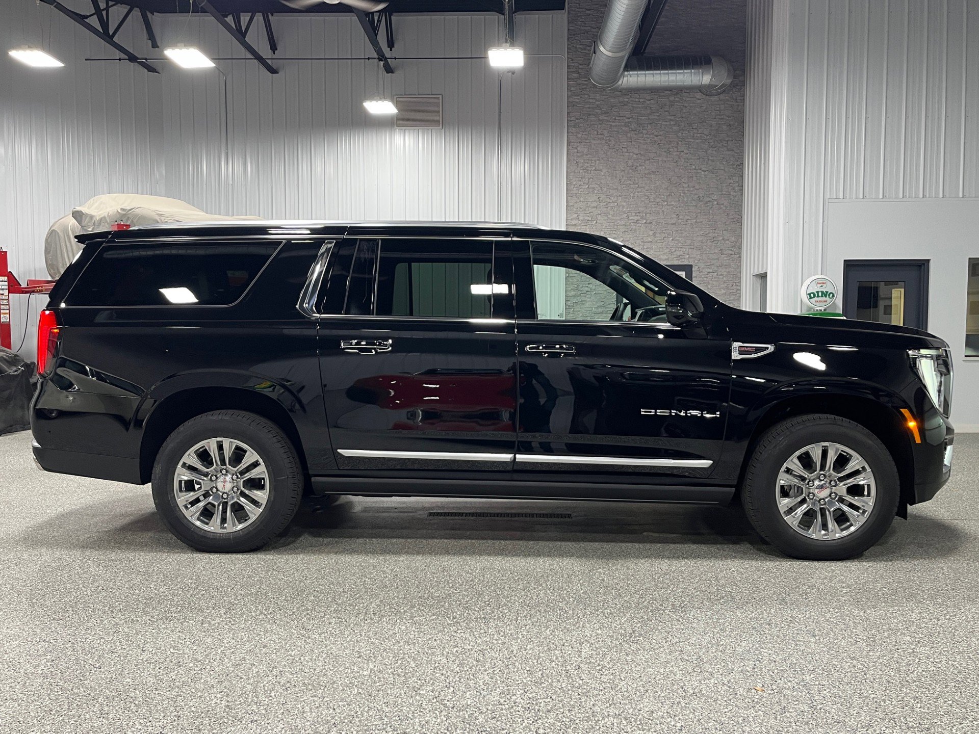 New 2026 GMC Yukon XL Denali w/ Sun & Power Step Package image 5