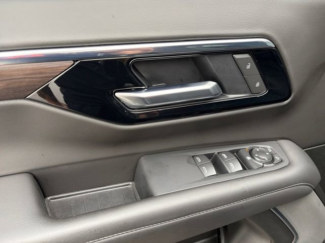 Used 2025 Chevrolet Suburban LS image 4