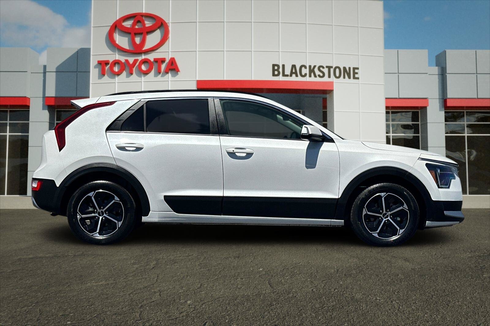 Used 2023 Kia Niro EX w/ EX Cold Weather Package FWD image 2