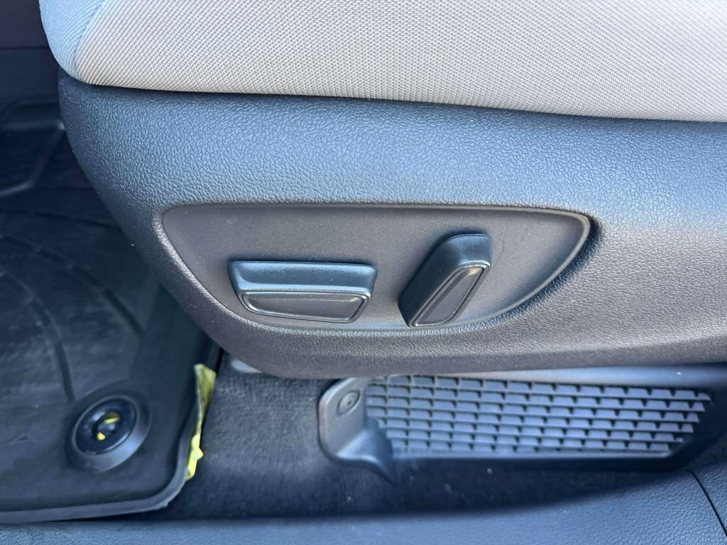 Used 2025 Toyota Sienna LE AWD/4WD image 16