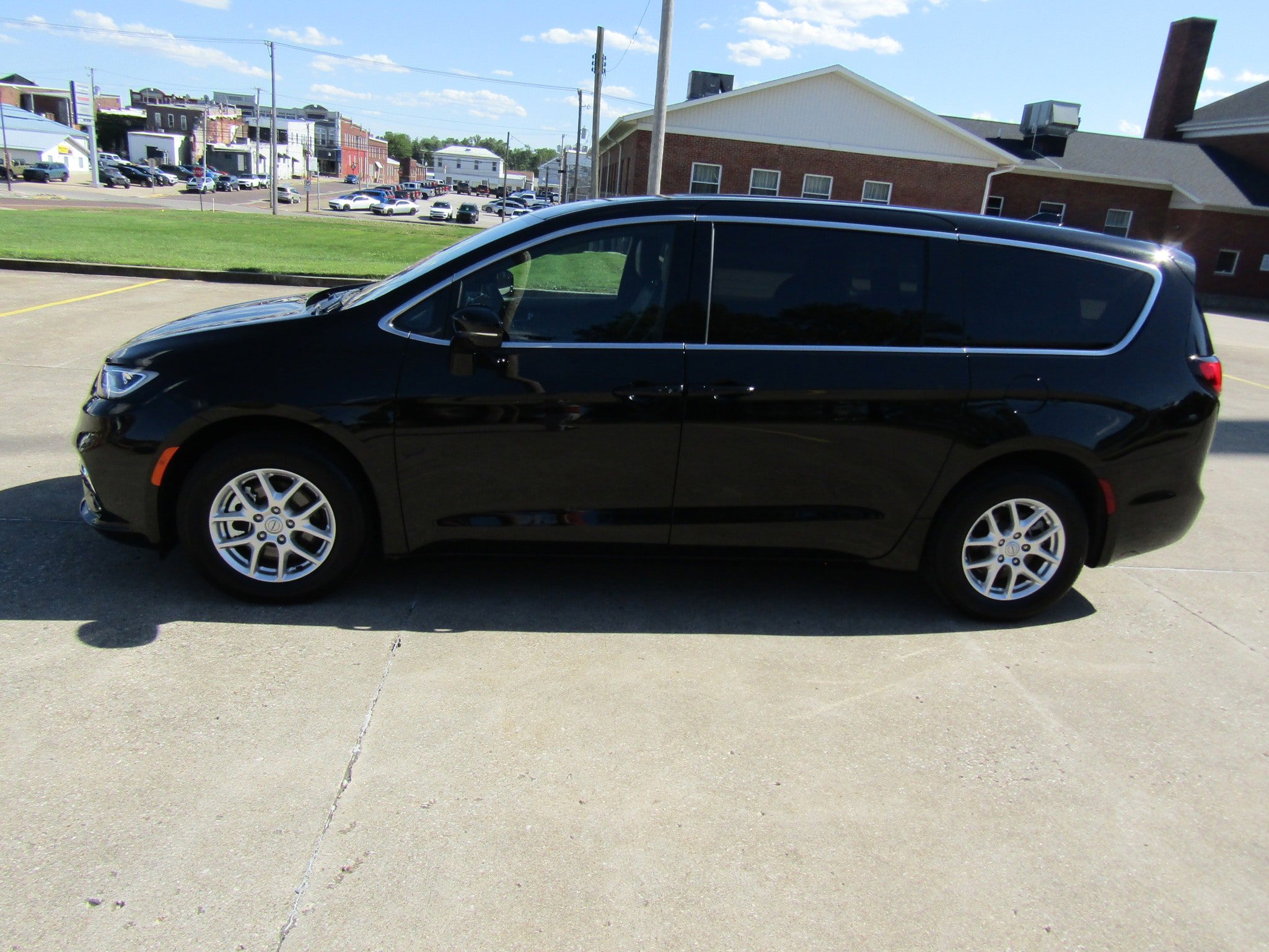 Used 2025 Chrysler Pacifica Select FWD image 6