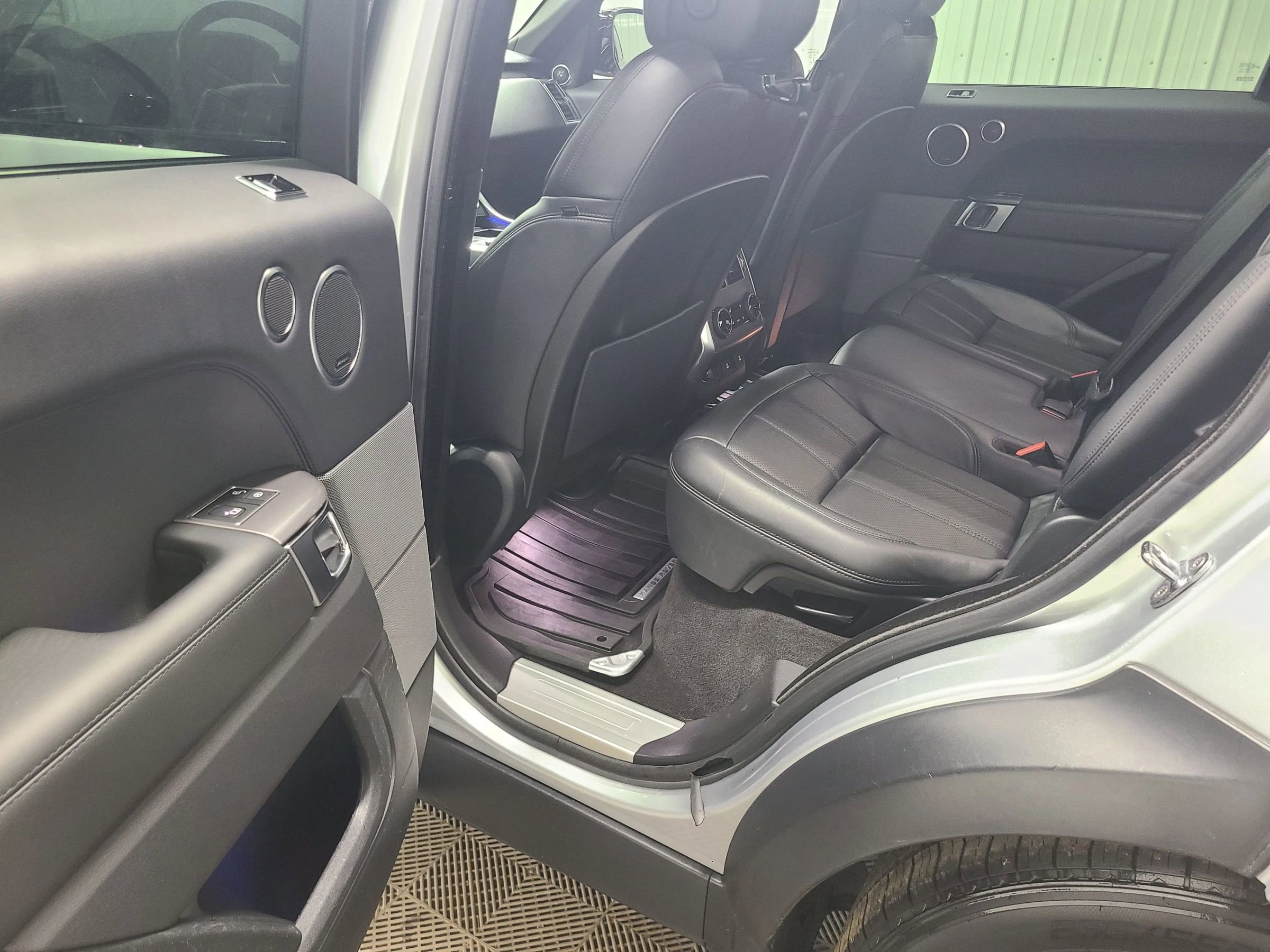 Used 2018 Land Rover Range Rover Sport HSE image 37