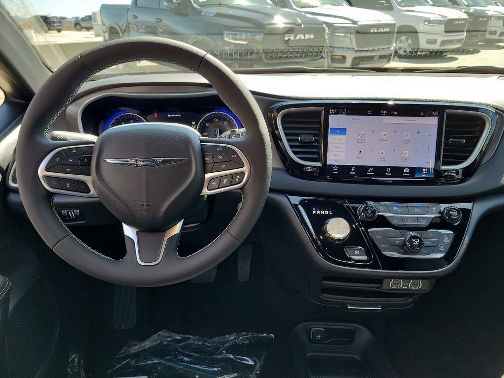 New 2025 Chrysler Voyager LX image 3