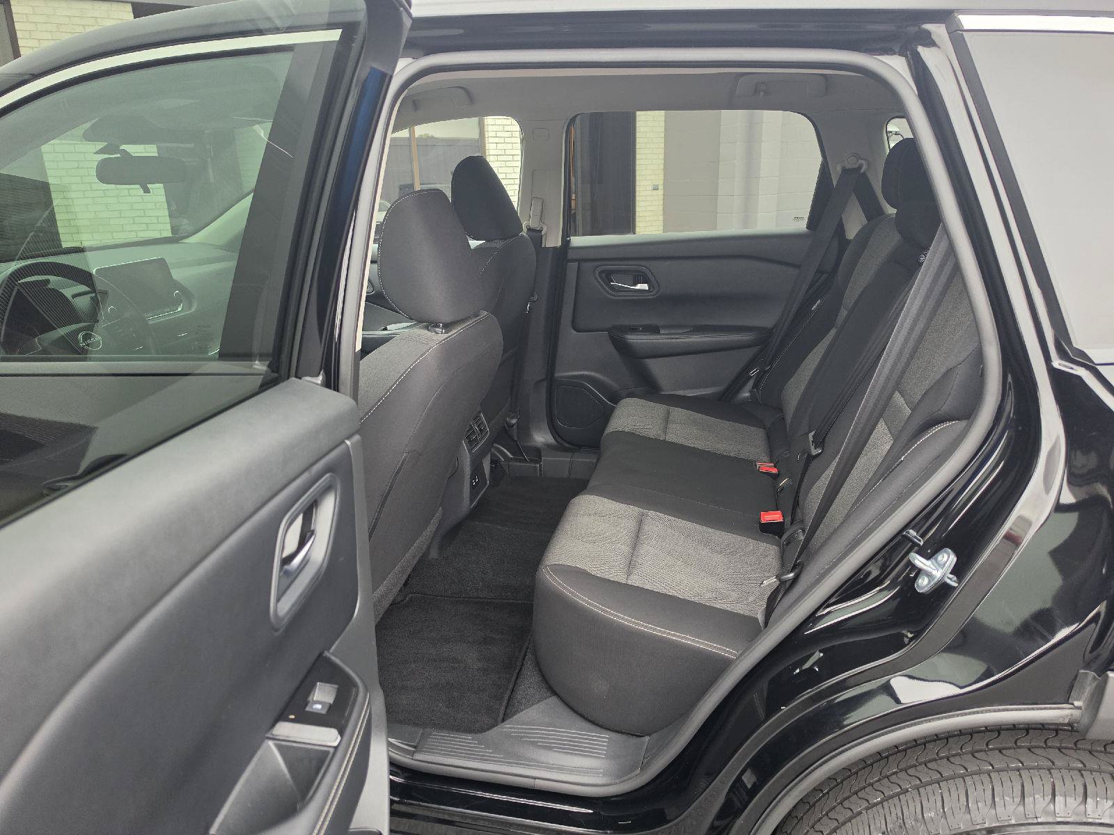 Used 2025 Nissan Rogue SV AWD/4WD image 9