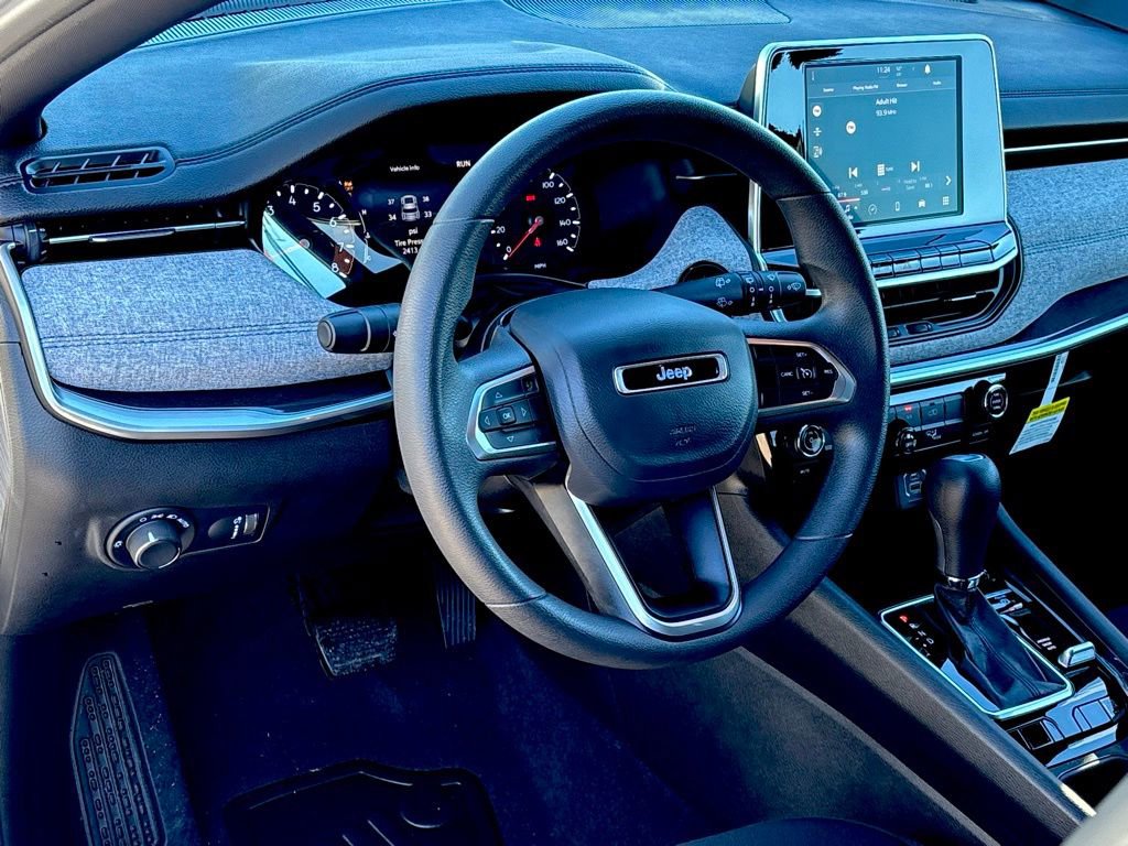 Used 2025 Jeep Compass Sport image 10