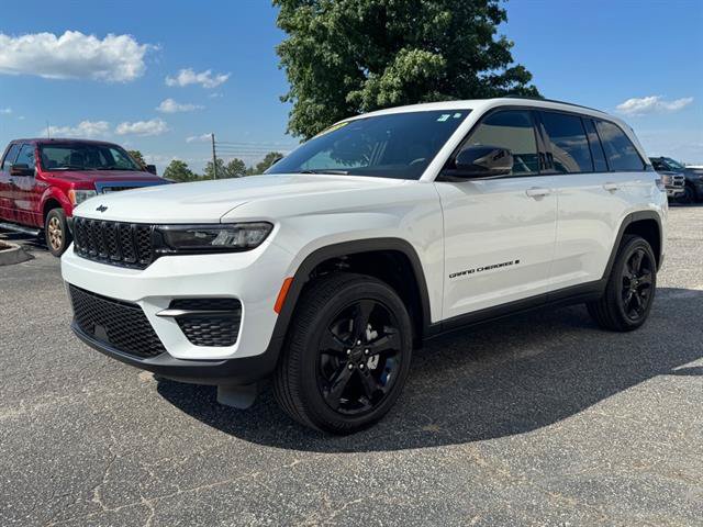 Used 2025 Jeep Grand Cherokee Altitude AWD/4WD image 7