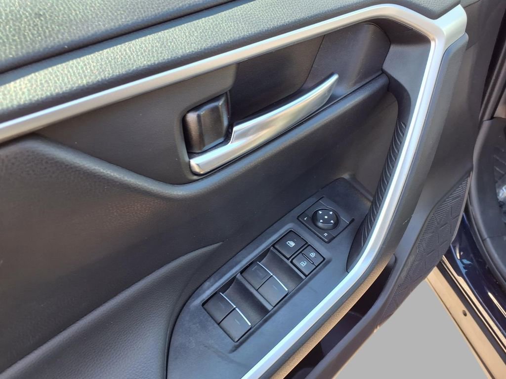 Used 2025 Toyota RAV4 XLE image 20