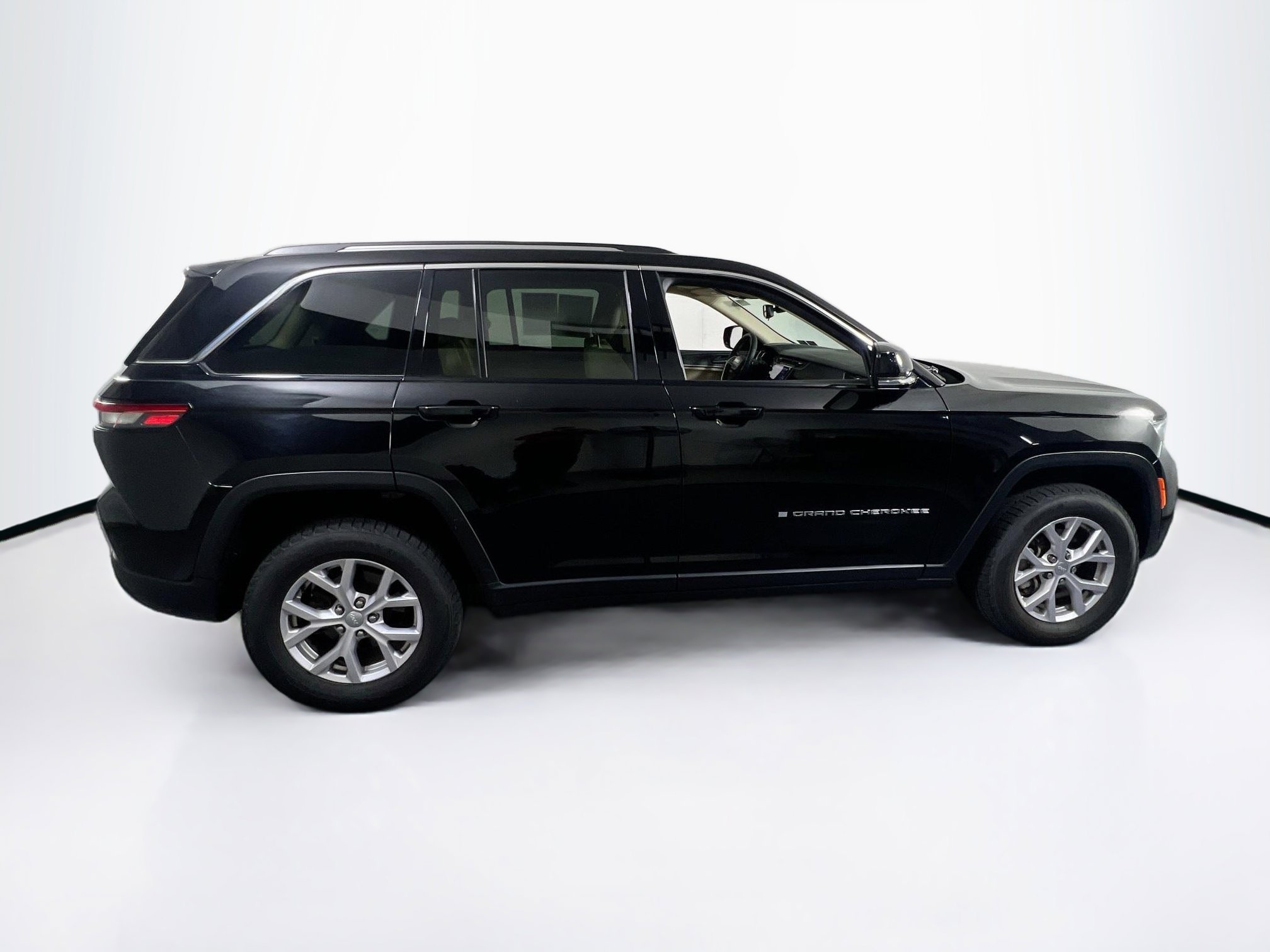 Used 2022 Jeep Grand Cherokee Limited image 4