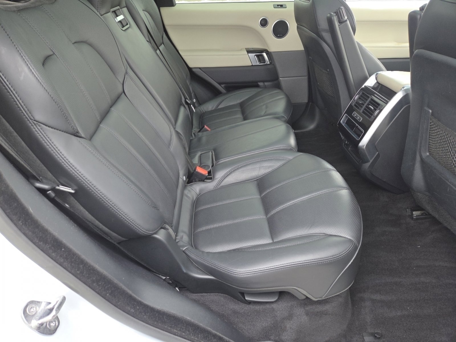 Used 2016 Land Rover Range Rover Sport HSE image 20