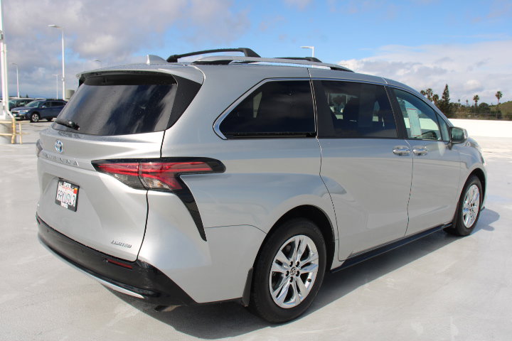 Certified 2025 Toyota Sienna Limited image 3