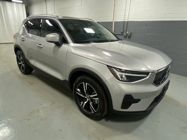 Used 2025 Volvo XC40 B5 Core AWD/4WD image 4