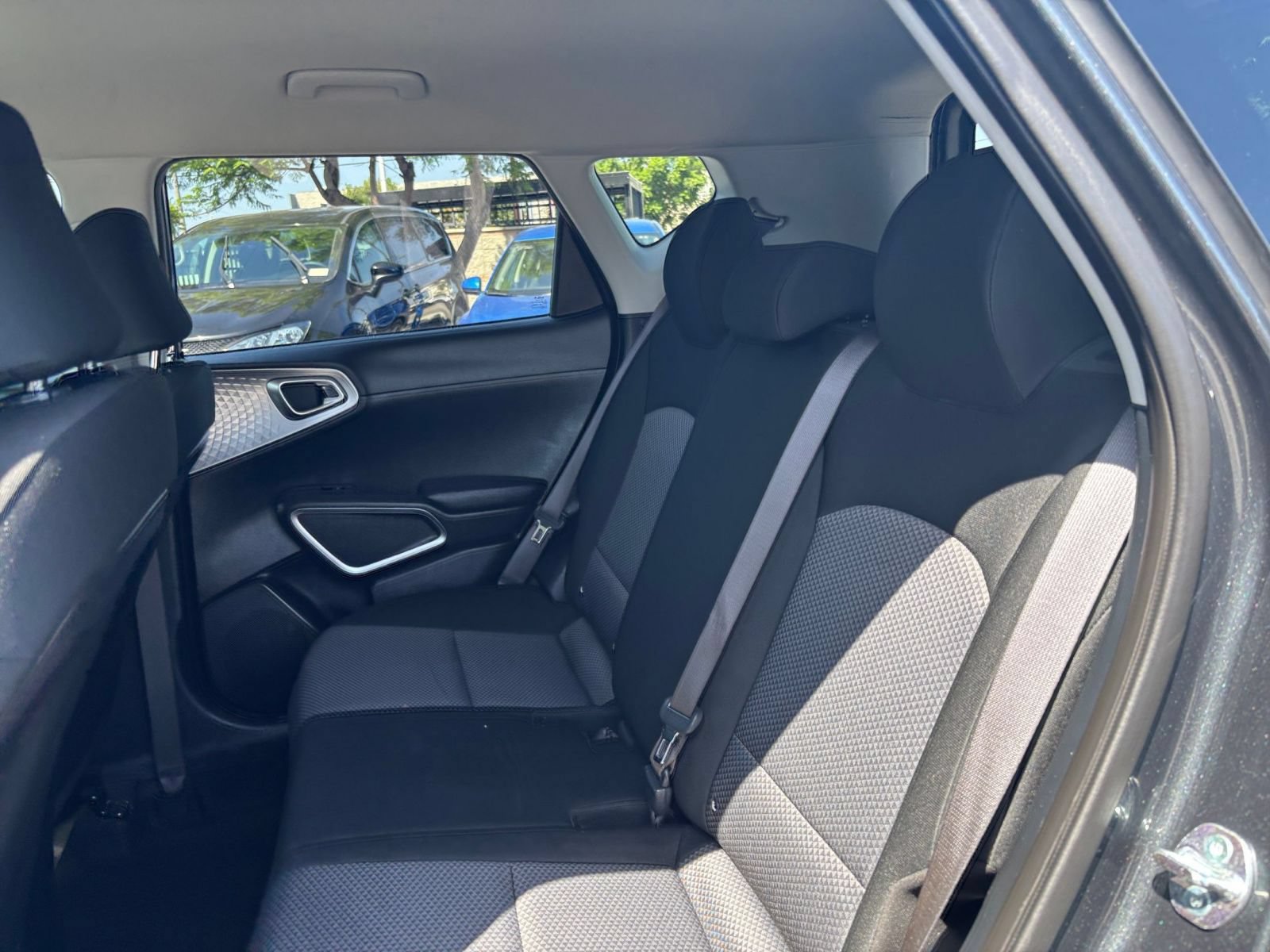 Used 2025 Kia Soul LX w/ LX Technology Package FWD image 25